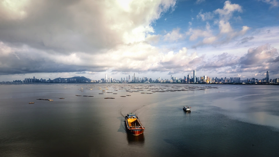 一个小船在大片水域中