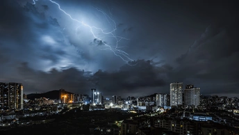 夜晚的城市 天空中闪电和云朵