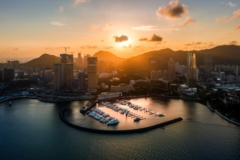 太阳落在了城市和港口 船只停泊在水中。