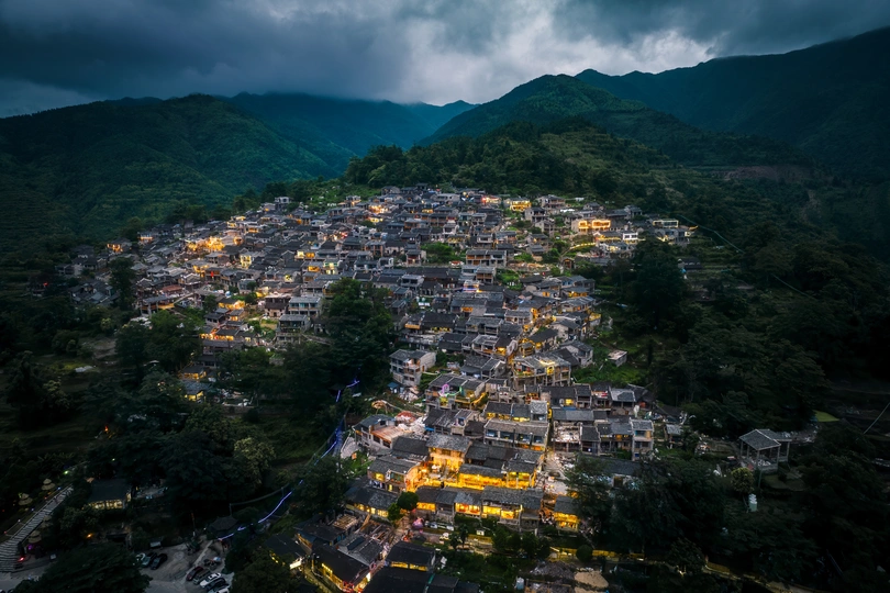 夜晚的城市 背景是山丘和山脉。