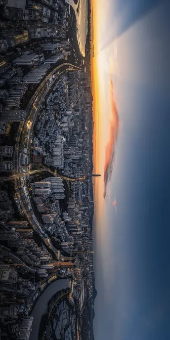 从飞机上拍摄的具有高楼大厦和云朵的城市照片