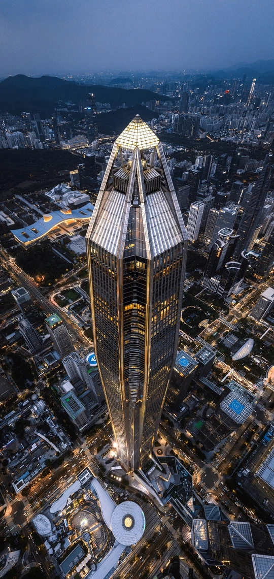 从高楼的顶部拍摄的夜晚照片