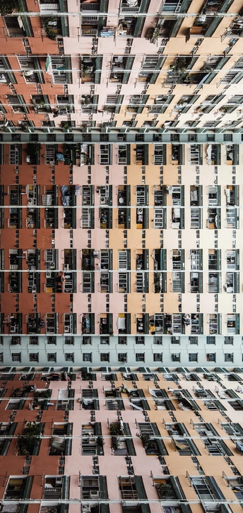 办公楼窗户中的建筑反射