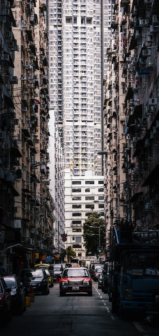 一条街道 城市中有高楼大厦和交通