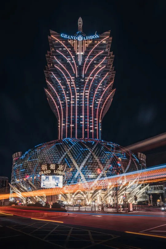 夜晚的城市 酒店的塔被点亮了。