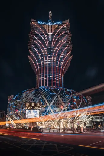 夜晚的城市 酒店的塔被点亮了。