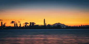 夕阳下建筑和水边的景色