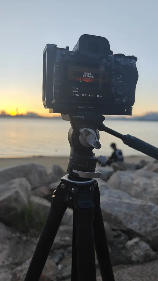 在水域岸边设置在三角架上的相机