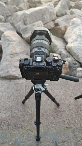 三角架上的相机 背景是岩石