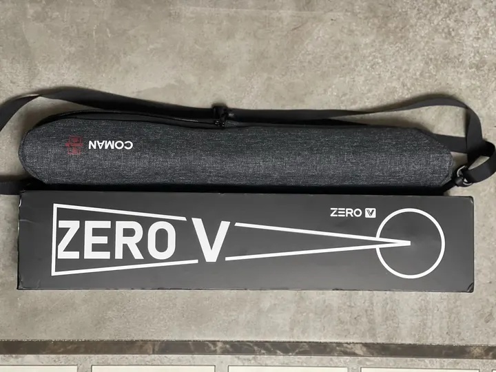 带有外壳和扣带的电脑键盘