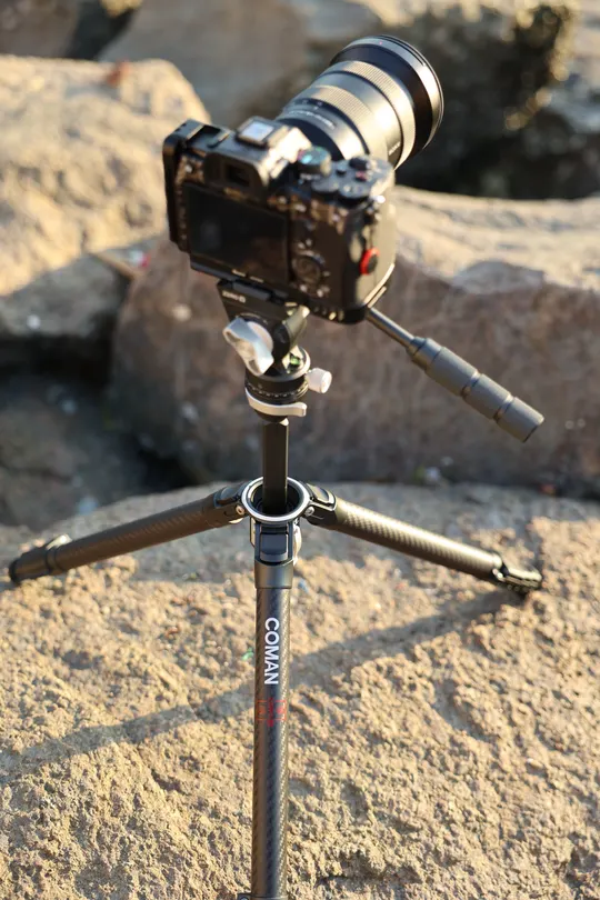 三角架上的相机 背景是岩石