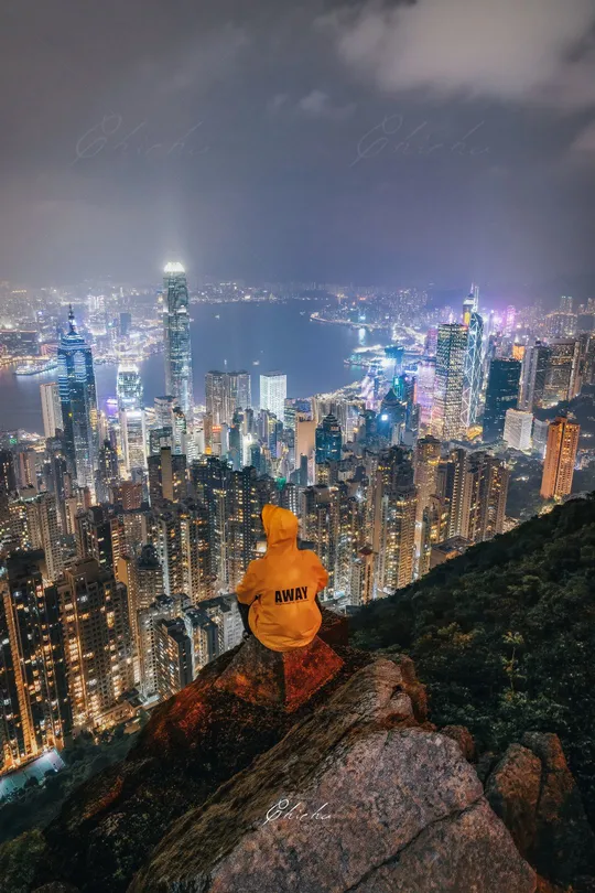 从山顶俯瞰夜景的天际线