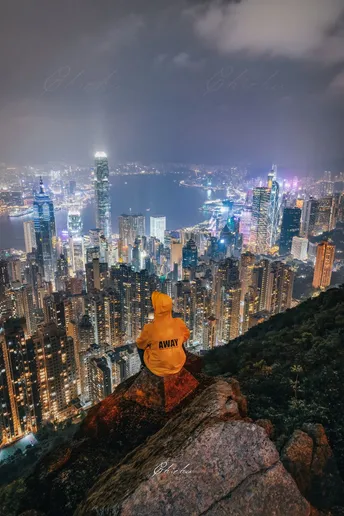 从山顶俯瞰夜景的天际线