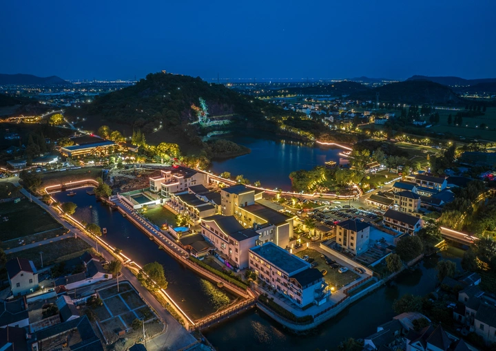 晖映湖山夜韵