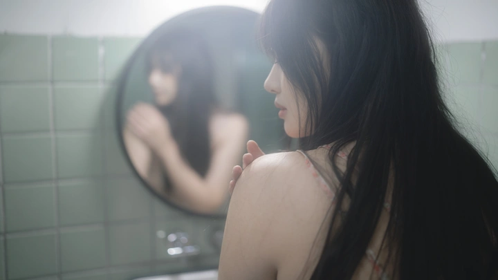 下课后去女同学家里帮她拍照