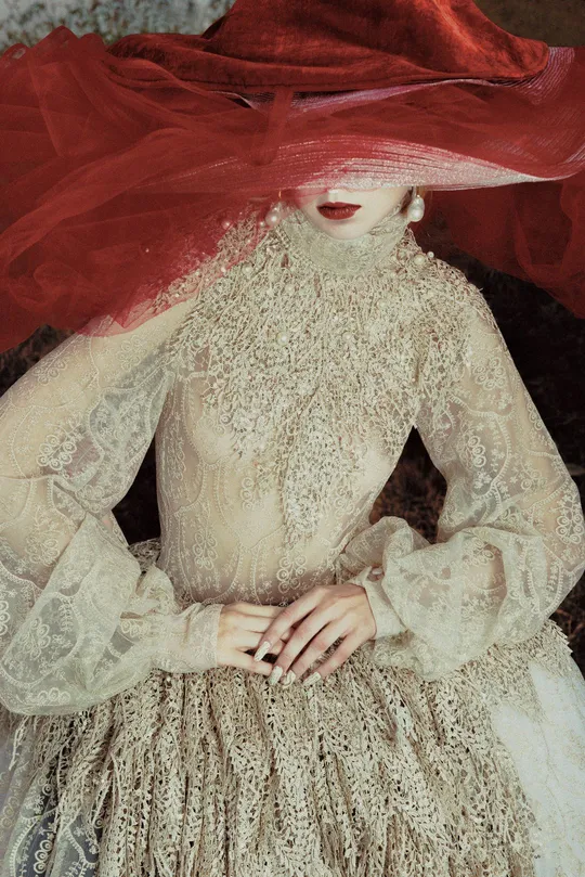 一位穿着红色连衣裙和红色帽子的女士