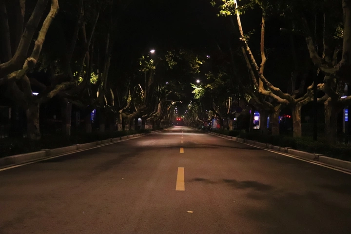空无一人的街道