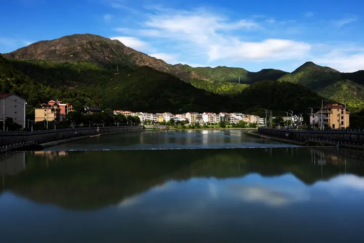 乡村中的一抹光