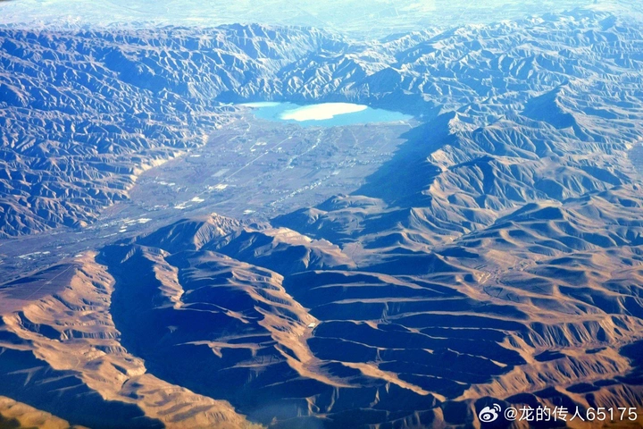 鸟瞰祁连山脉