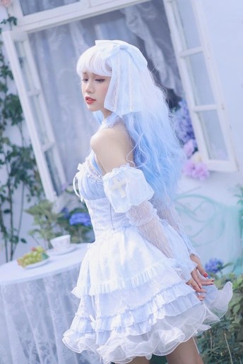 一个蓝色头发、穿着白色连衣裙的女人