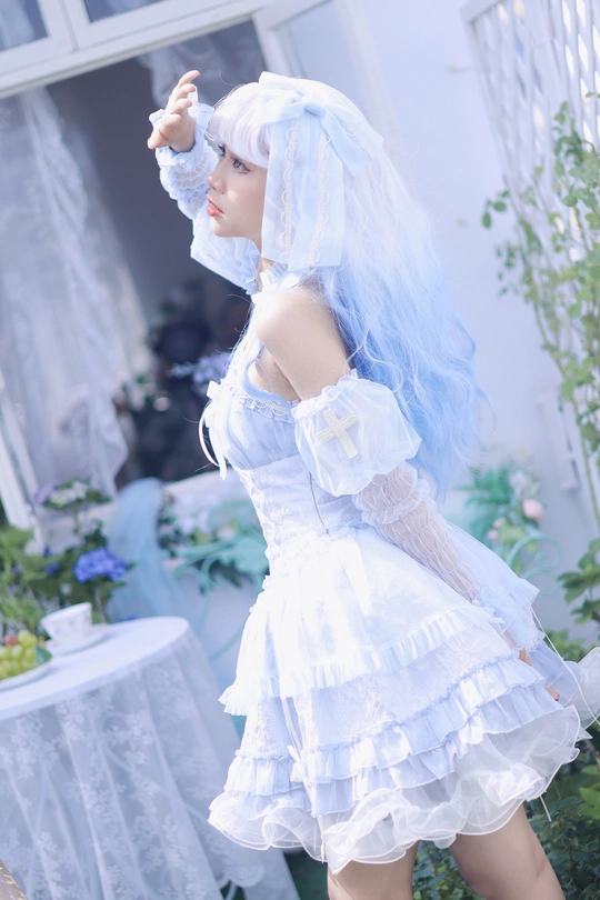 一个蓝色头发、穿着白色连衣裙、戴着短假发的女人
