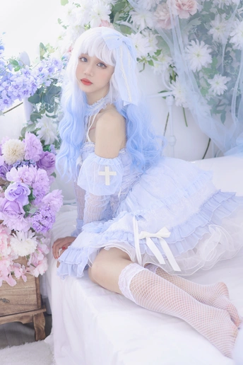 一个蓝色头发、穿着白色连衣裙的女人坐在床上