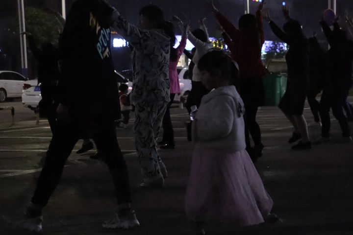 夜间舞者