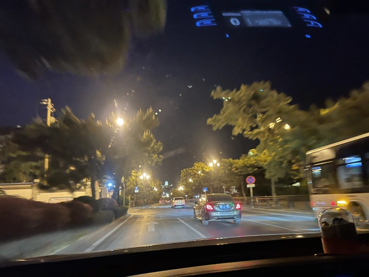 穿梭在城市的夜晚