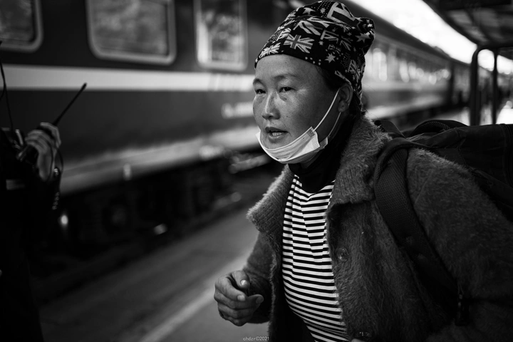 站台上准备上车的妇女