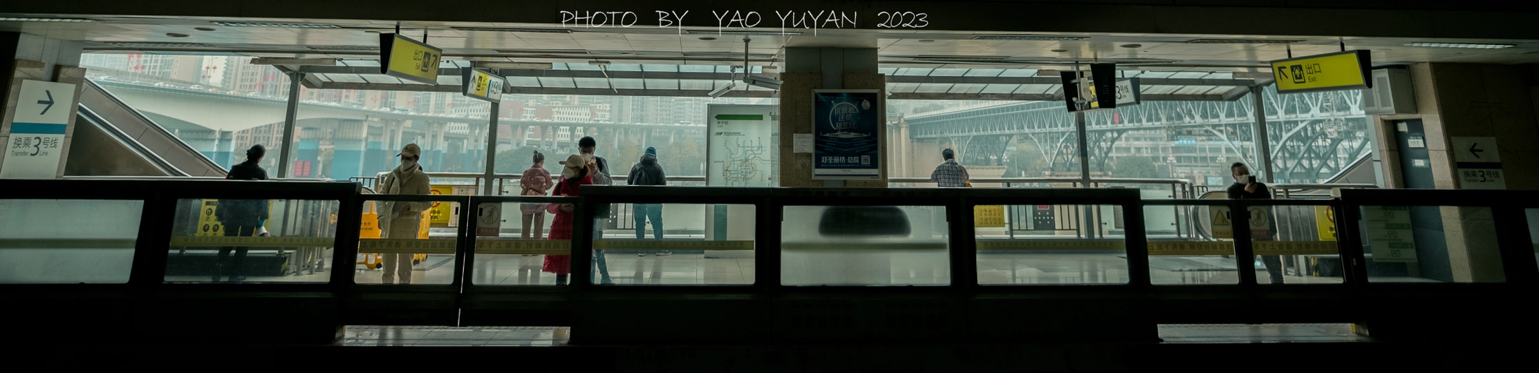 站在电梯附近的机场航站楼里的人们