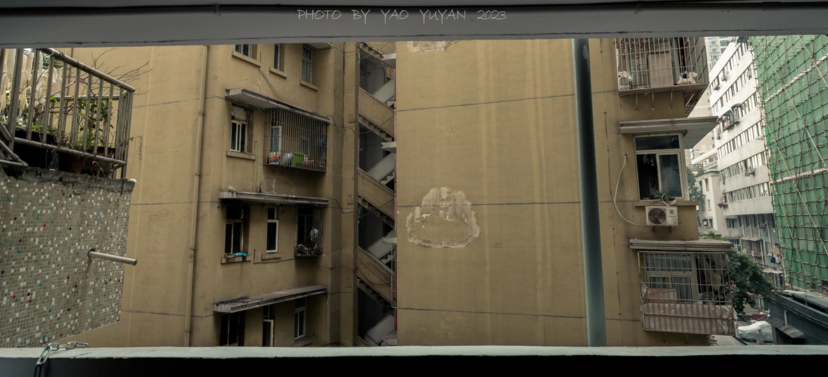 窗户中的高楼大厦的倒影