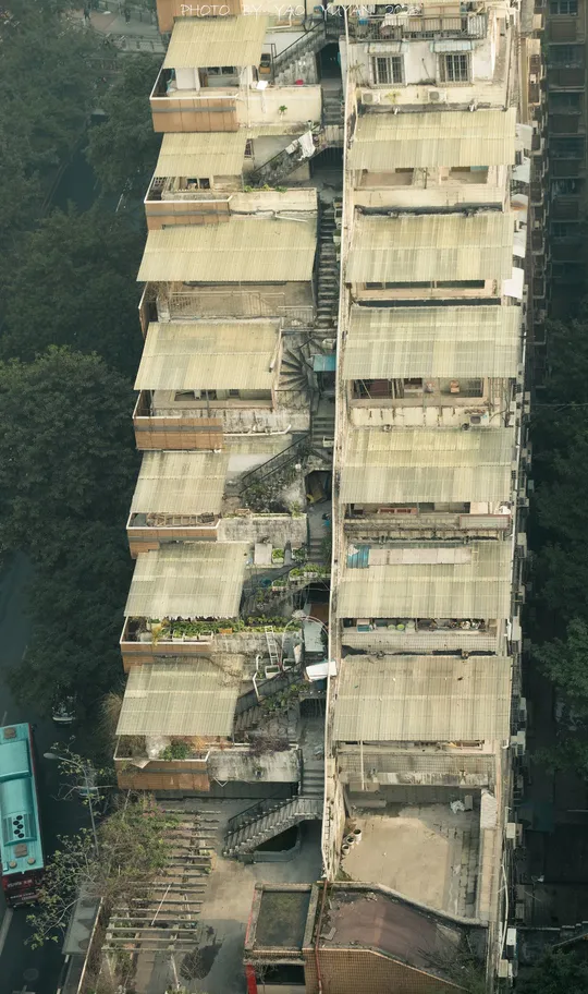 城市中的高楼公寓的空中视角