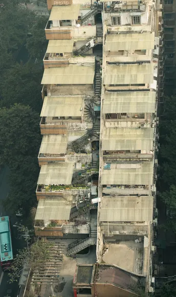 城市中的高楼公寓的空中视角