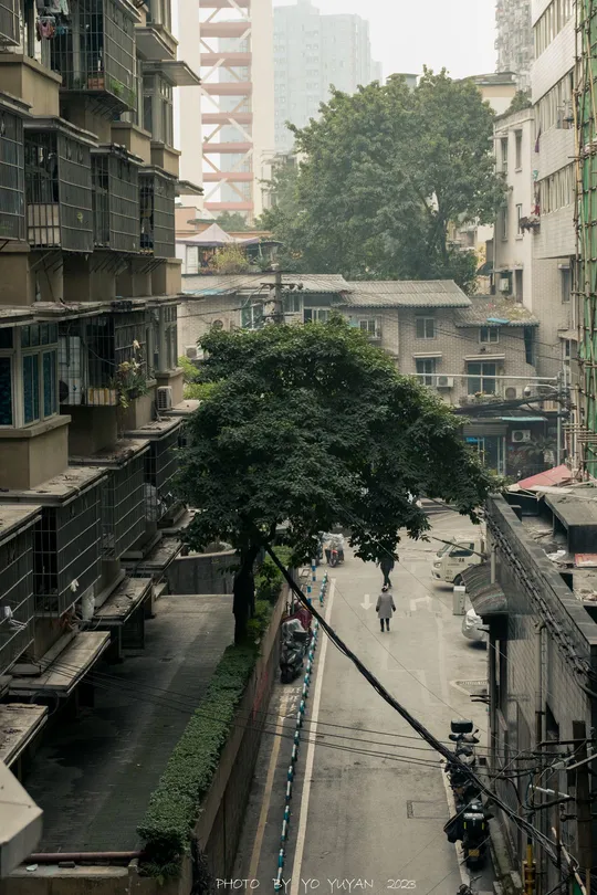城市中的一条街道 两边都是高楼大厦