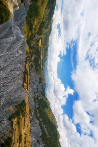从飞机上拍摄的水、山和云的照片