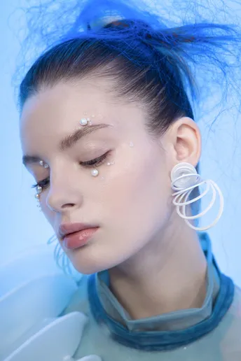 蓝色头发的蓝色眼睛的模特戴着耳环