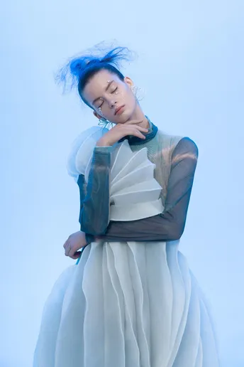 一位戴蓝发、穿白裙子的模特