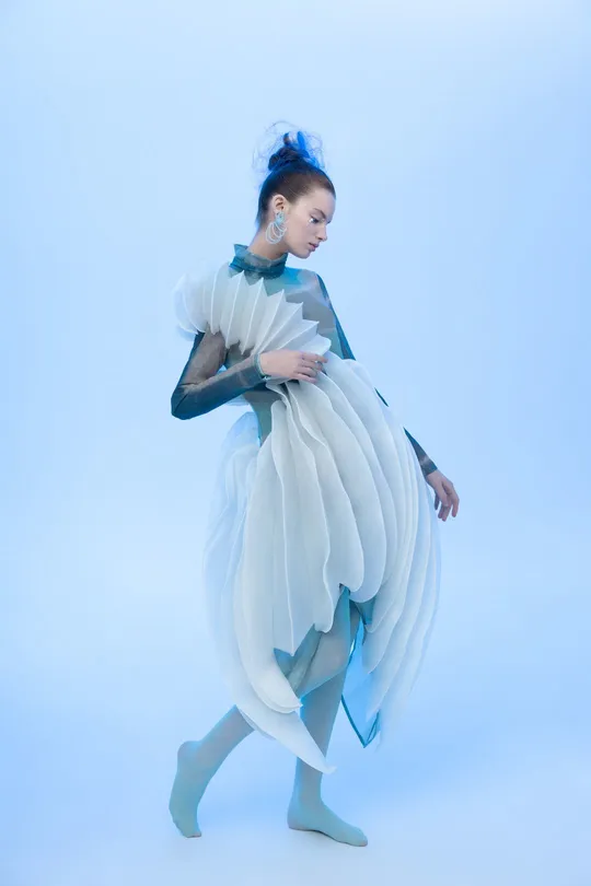 穿白裙子的女人 穿着蓝色的服装