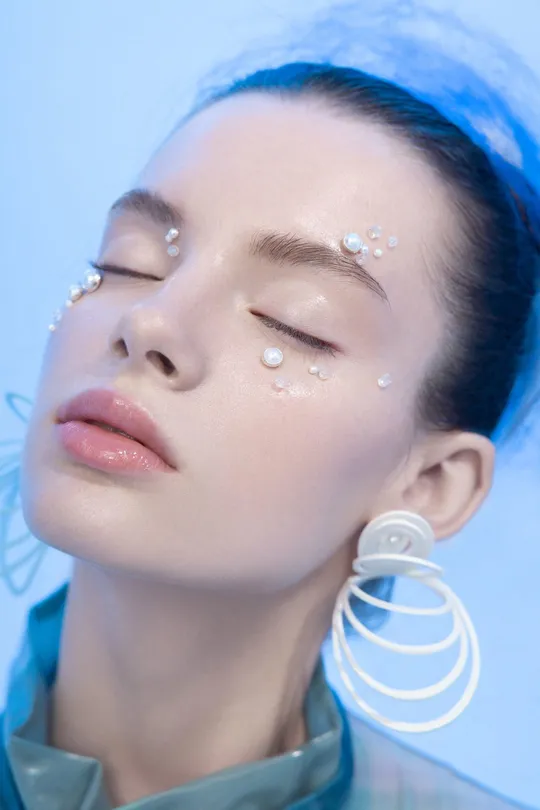 一个戴珍珠和耳环 闭着眼睛的模特