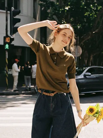 街头的一个女孩 穿着花衬衫和牛仔裤