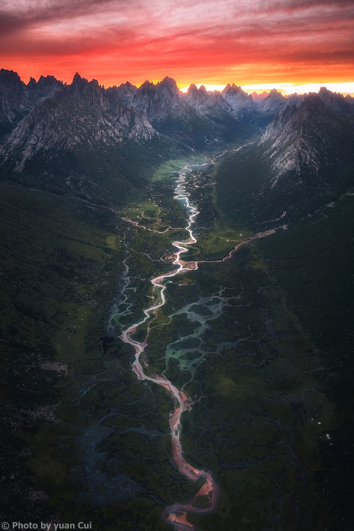 山脉上美丽的日落 山谷中有河流