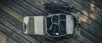 一个装满行李的包裹在木地板上的俯视图