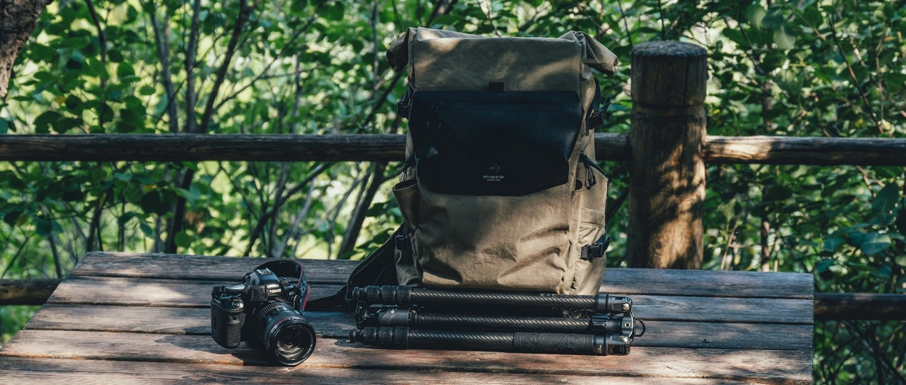 一个背包坐在森林中的一块木头上