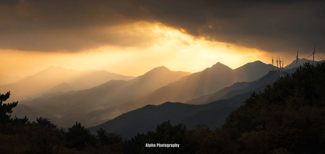 山上的日落或日出 阳光照亮了云层