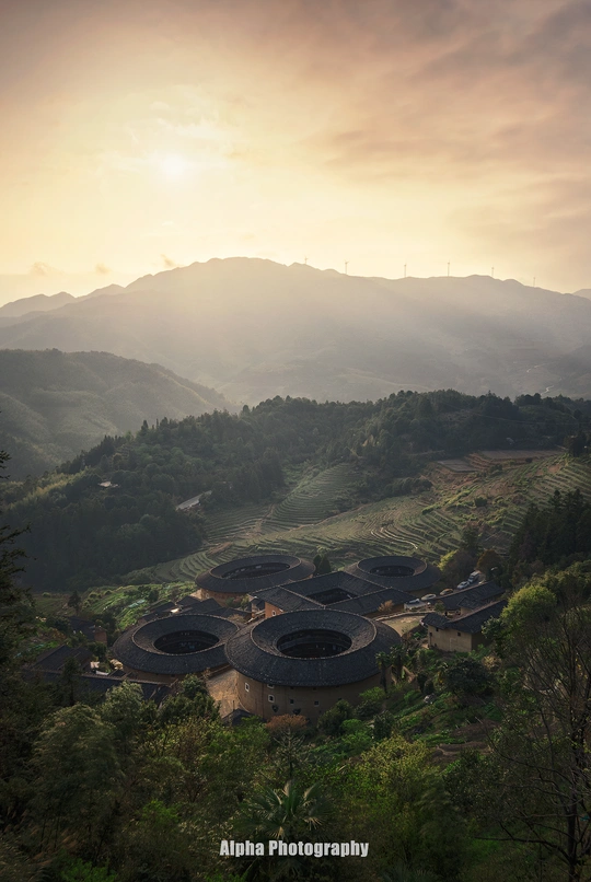 晨曦或夕阳下的山丘和山脉的景象