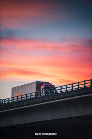 夕阳下在高速公路上行驶的卡车