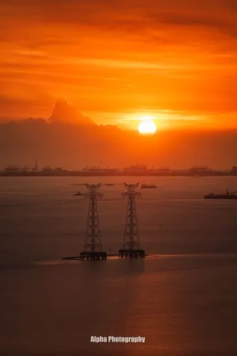 太阳落在了水面上