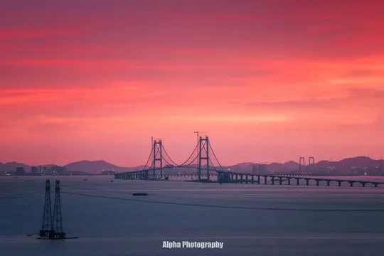 夕阳下水中的粉色天空之桥