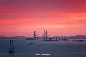 夕阳下水中的粉色天空之桥