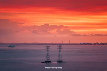 夕阳西下 水面上空出现一片红霞